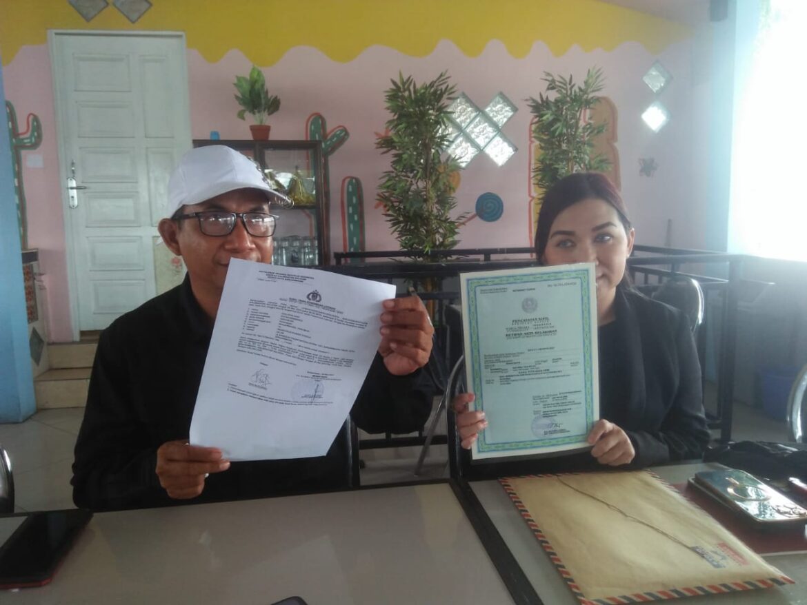 LAPORAN PENGADUAN - EN dan HA saat memperlihatkan laporan pengaduan kepada pihak polisi, atas "perampasan" anaknya oleh nenek Rabu (5/7//2023).(foto:sum/brt)