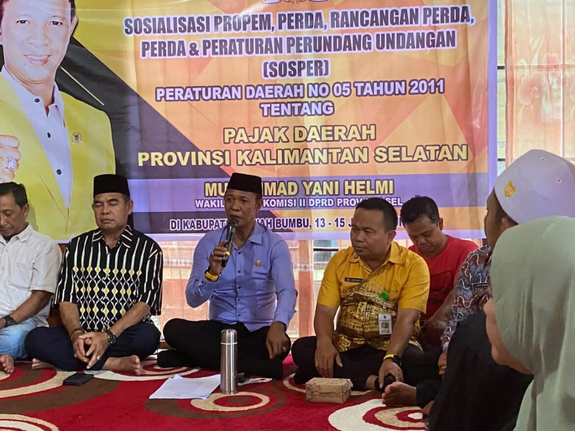 Wakil Ketua Komisi II DPRD Provinsi Kalsel Muhammad Yani Helmi saat melaksanakan kegiatan Sosialisasi Perda Kalsel Nomor 11 Tahun 2011 tentang Pajak Daerah di Kelurahan Tungkaran Pangeran Kecamatan Simpang Empat Kabupaten Tanah Bumbu.(foto : ist)