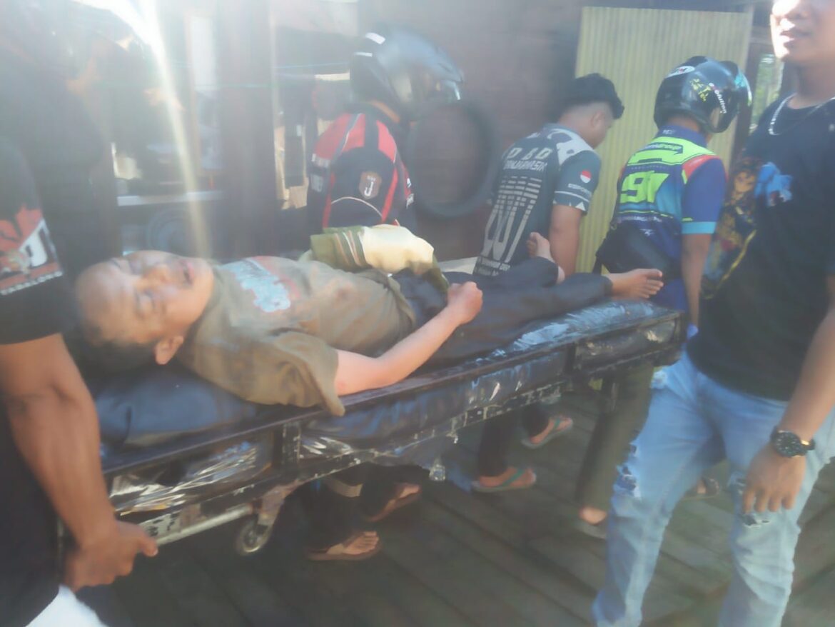 EVAKUASI KORBAN-Pihak relawan Lingkar Selatan saat mengevakuasi korban percobaan bunuh diri di Jalan Gerilya, Gang Harapan Mulia, Kelurahan Kelayan Timur, Kecamatan Banjarmasin Selatan, Senin (17/7/2023) siang. (foto:sum/brt) 