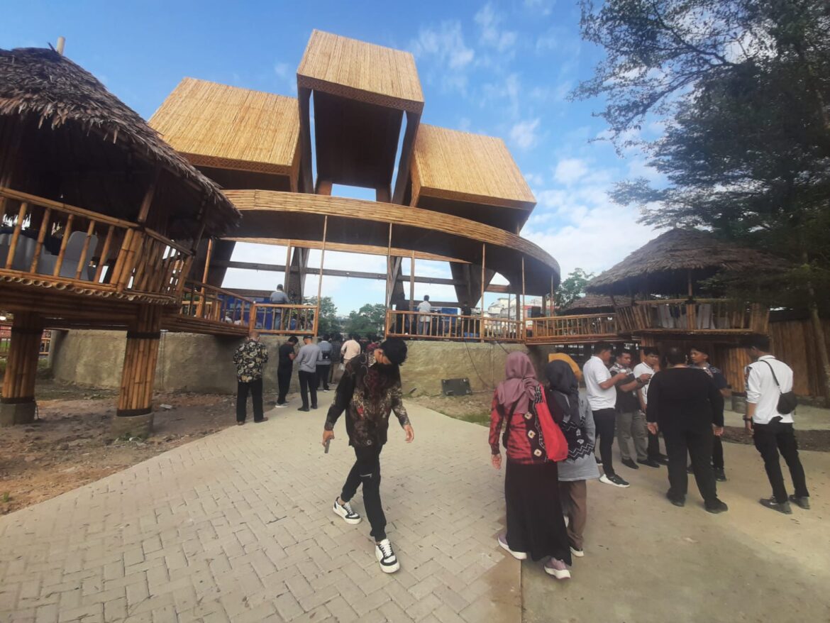 Wisata Kampung Ketupat di Sungai Baru, Kecamatan Banjarmasin Tengah.