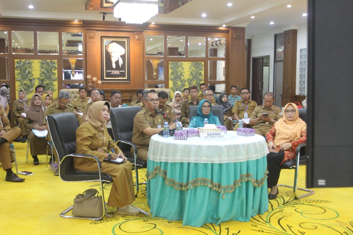 Paling depan dari kiri Kepala DPPKBP3A Harliani, Sekdakab Batola H Zulkipli Yadi Noor, Pj Ketua TP PKK Suharyanti Mujiyat, Ketua DWP Hj Herwina Zulkipli Yadi Noor, dan seluruh Kepala SKPD Kabupaten Batola saat verifikasi Lapangan Hybrid KLA pada 5 Juni 2023.