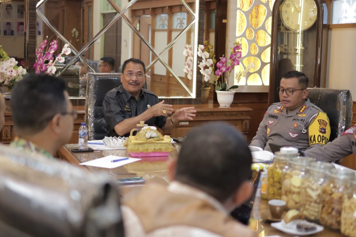 Ketua DPRD Provinsi Kalsel DR (HC) H Supian HK, SH, MH saat menggelar pertemuan dengan stakeholder terkait membahas rencana penambahan perangkat ETLE di Kalsel.(foto : humasdprdkalsel)