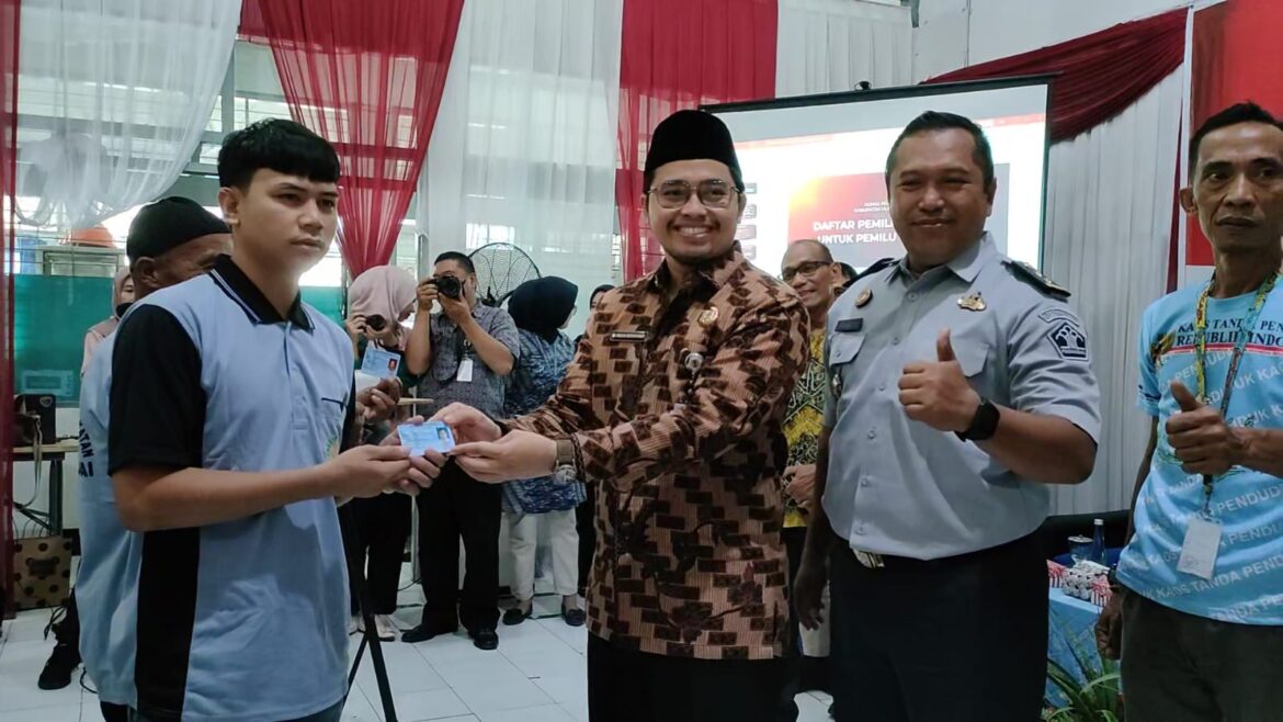 Bupati HST H Aulia Oktafiandi menyerahkan secara simbolik dua buah KTP kepada perwakilan warga binaan Rutan Kelas IIB Barabai Kabupaten HST.(foto : yufanata/brt)