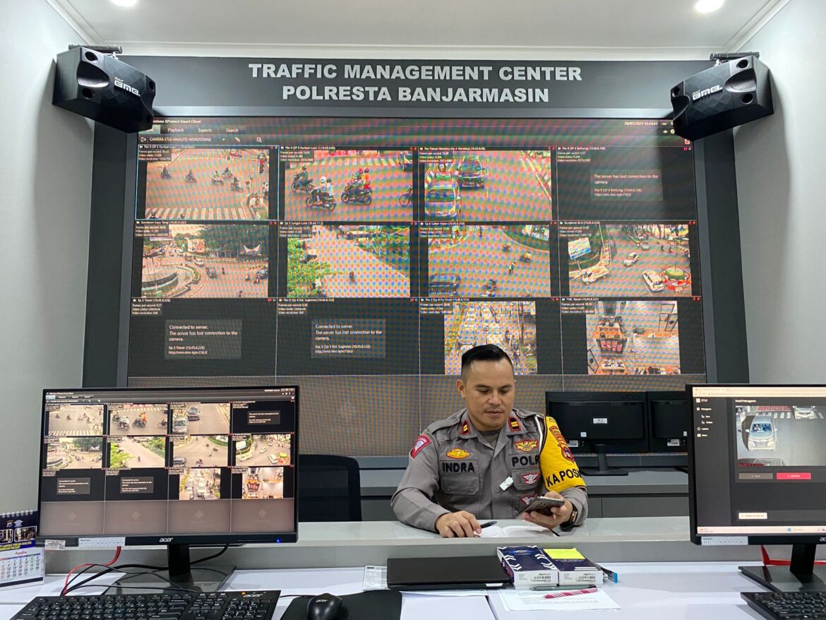 PATUH INTAN - Kanit Gakkum Satlantas Polresta Banjarmasin Iptu Permadi saat menjelaskan Ops Patuh Intan Tahun 2023 di ruang kerjanya, Kamis (20/7/2023). (foto:sum/brt)
