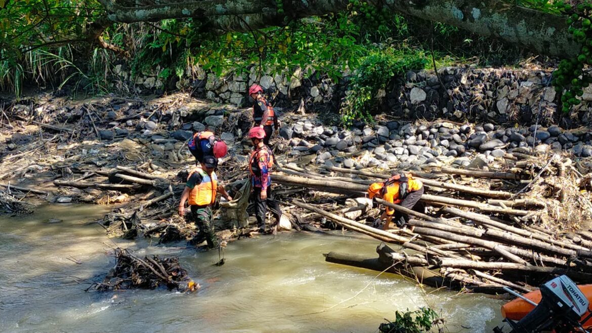 Kegiatan bersih-bersih sungai Barabai Kabupaten HST dari tumpukan sampah.(foto : yufanata/brt)
