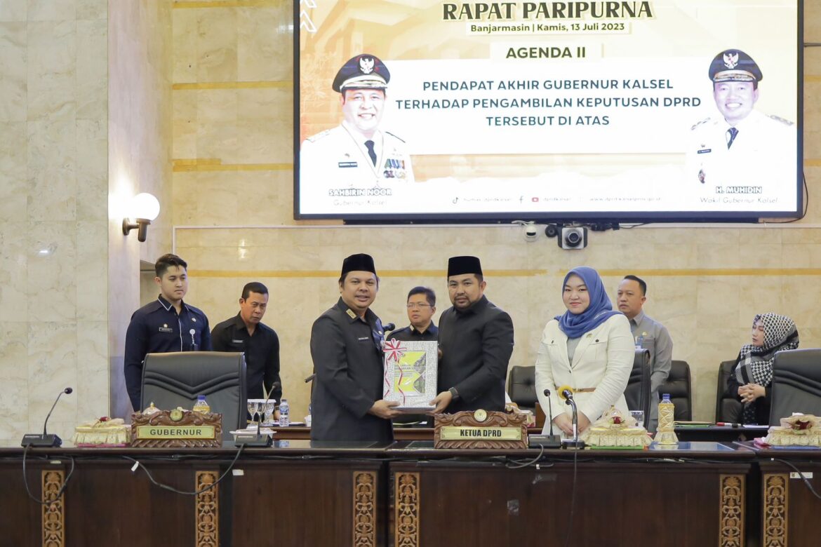 Sekda Provinsi Kalsel Roy Rizali Anwar saat menyerahkan dokumen KUA-PPAS APBD Provinsi Kalsel Tahun Anggaran 2024 kepada Wakil Ketua DPRD Provinsi Kalsel Muhammad Syaripuddin di rapat paripurna.(foto : humasdprdkalsel)