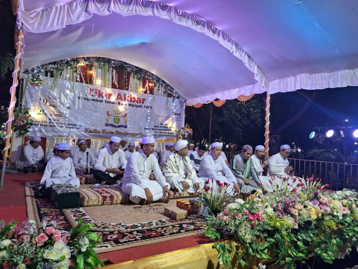 ZIKIR: Kadin Kota Banjarmasin menggelar Zikir Akbar di Halaman Taman Kamboja