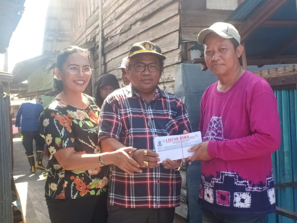 Owner Lintas Jawa Salurkan Bantuan untuk Korban kebakaran di Simpang Pilot dan Gang Indrapura (foto:istimewa)