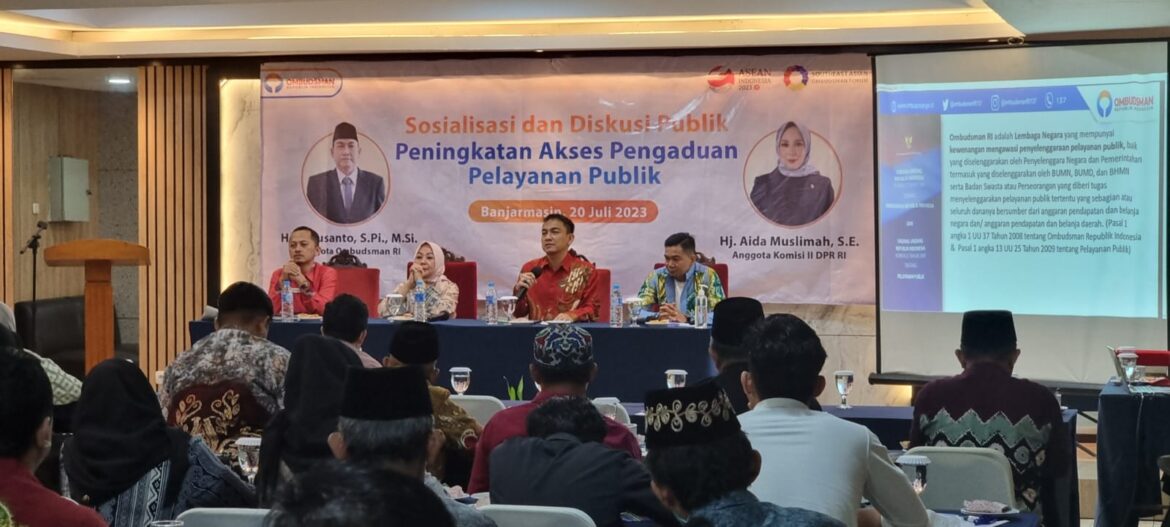 Anggota DPR RI Hj Aida Musliman, Ombudsman RI Hery Susanti, Ombudsman Kalsel Hadi Rahman tampil dalam Sosialisasi dan Diskusi Publik (foto:istimewa)