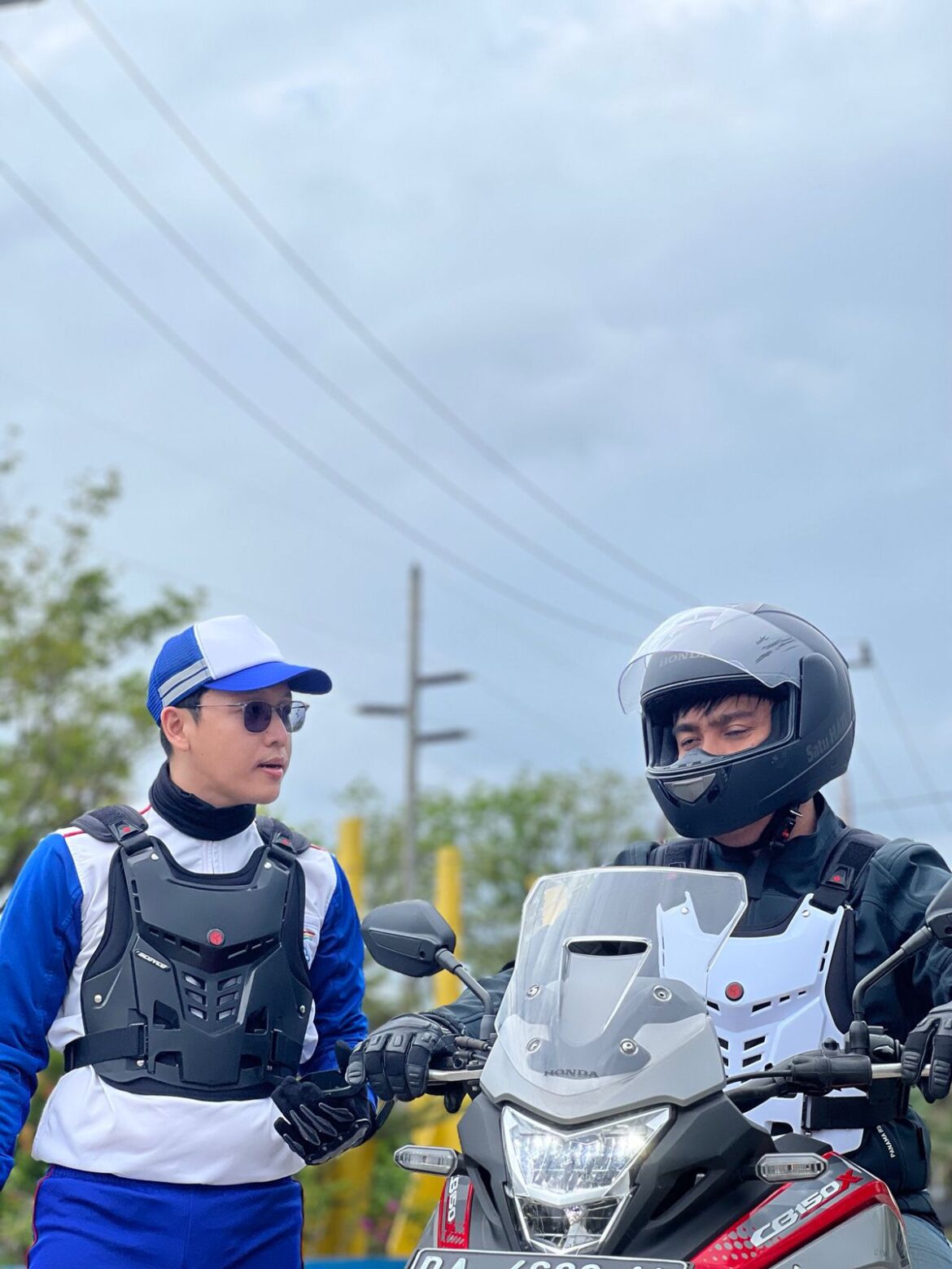 Tips aman saat berkendara motor roda dua di jalan raya