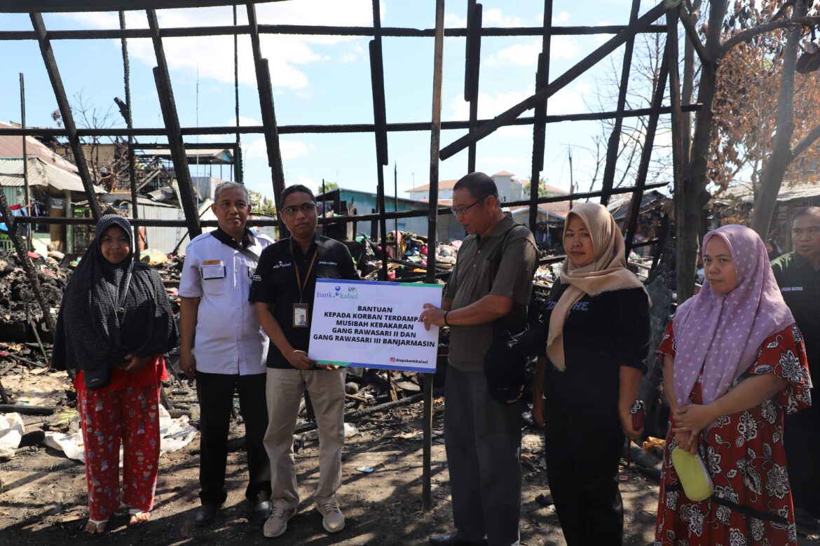Bank Kalsel melalui Unit Pengumpul Zakat (UPZ) Bank Kalsel untuk membantu masyarakat yang terkena musibah kebakaran di Kota Banjarmasin (foto:bank kalsel)