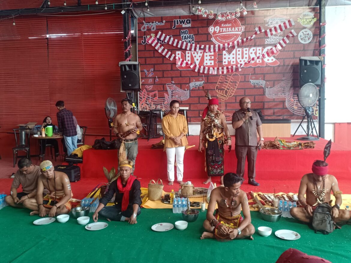 Pemilik Kedai 99 Trisakti Saut Nathan Samosir Menyampaikan Harapannya ke Warga yang Berobat (foto:baritopost)