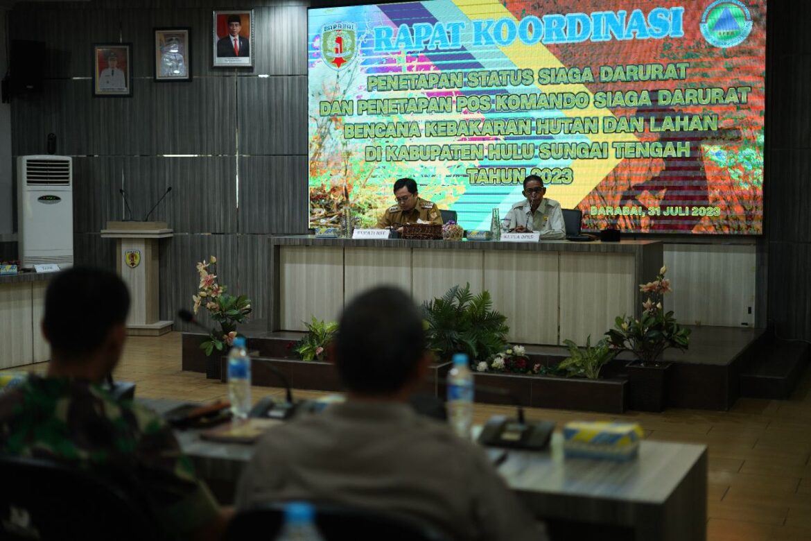 Bupati HST H Aulia Oktafiandi pimpin rapat koordinasi penanganan karhutla bertempat di Auditorium Kantor Bupati HST.(foto : yufanata/brt)