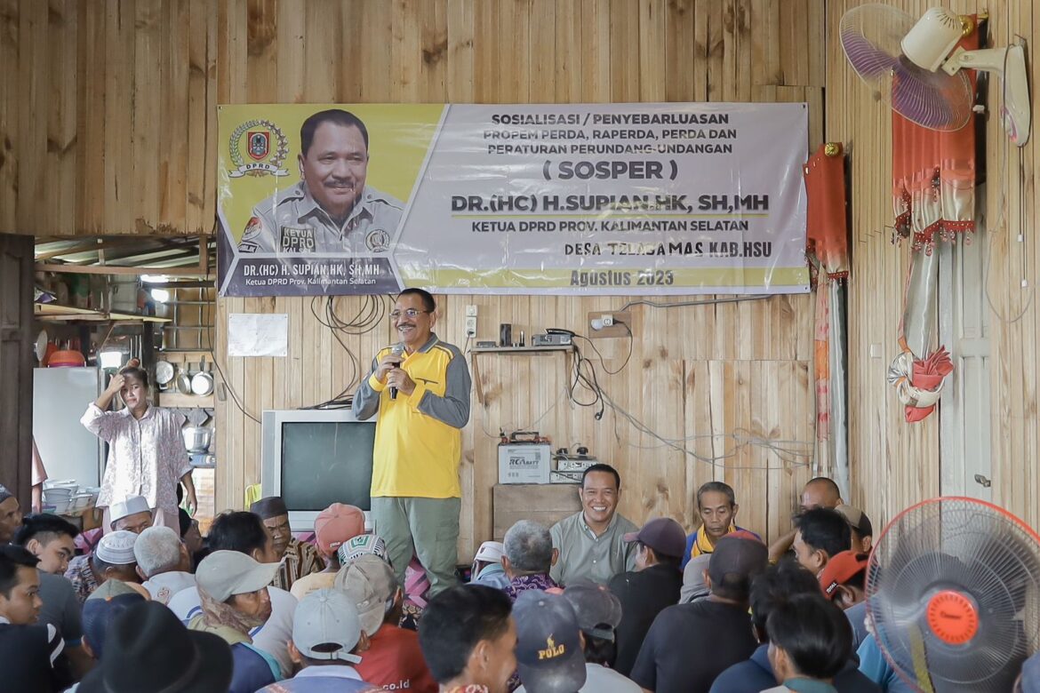 Ketua DPRD Provinsi Kalsel DR (HC) H Supian HK SH MH melaksanakan kegiatan Sosialisasi Perda Provinsi Kalsel Nomor 10 Tahun 2019 tentang Kepemudaan bertempat di Desa Telaga Mas Kecamatan Danau Panggang Kabupaten Hulu Sungai Utara.(foto : humasdprdkalsel)