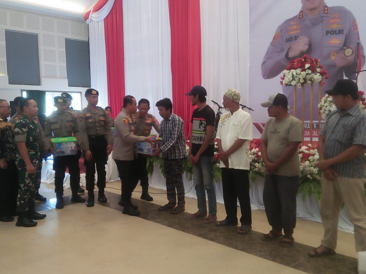 SERAHKAN SEMBAKO -Kapolda Kalsel Irjen Pol Andi Rian Djajadi didampingi Kapolresta Banjarmasin Kombes Pol Sabana Atmojo Martosumito saat menyerahkan sembako gratis kepada beberapa perwakilan warga yang jumlah totalnya 3.500 paket, Kamis (24/8/2023) sore. (foto:sum/brt)