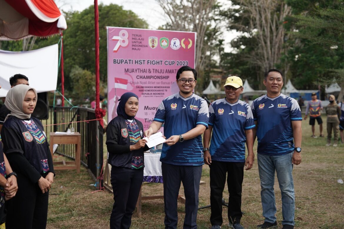 Bupati Aulia menyerahkan uang saku kepada atlet Muaythai HST yang berangkat ke Pra-PON di Lapangan Dwi Warna Barabai, Jumat (18/8/2023). (foto: Yufanata/brt)