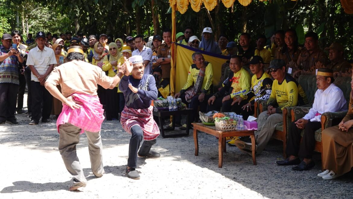 ROMBONGAN Turdes Gubernur Kalsel Sahbirin Noor disambut atraksi silat kuntau saat berkunjung ke Kecamatan Pulau Laut Singam, Kabupaten Kotabaru, Senin (7/8/2023).(foto: biro adpim)