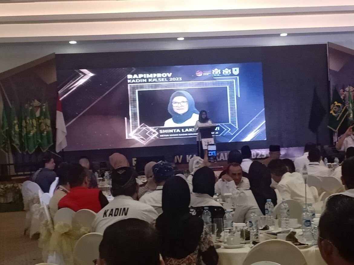 Ketua Umum Kadin Kalsel Hj Shinta Laksi Dewi SE, saat memberikan sambutan dalam Rapimprov Kadin Kalsel 2023 (foto:baritopost)