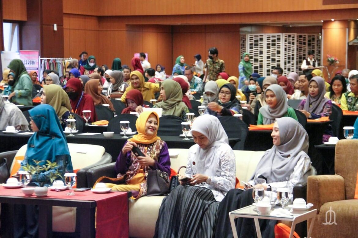 Tak sedikit penderita kanker serviks telah dialami masyarakat tak terkecuali warga Banjarmasin. Untuk mencegah itu, Yayasan Kanker Indonesia (YKI) gelar Sosialisasi Deteksi Dini Kanker Serviks, Kamis (10/8/2023) di Hotel Galaxy.