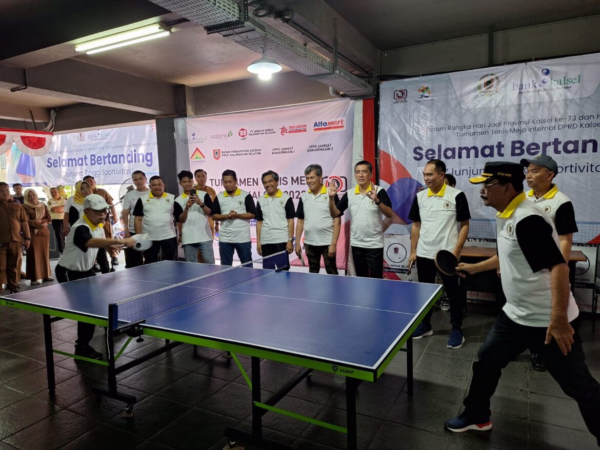 Ketua DPRD Provinsi Kalsel DR (HC) H Supian HK SH MH membuka turnamen tenis meja yang digelar Pressroom DPRD Provinsi Kalsel dengan mulai pertandingan bersama Kepala OJK Regional IX Kalimantan Darmansyah.(foto : ist)