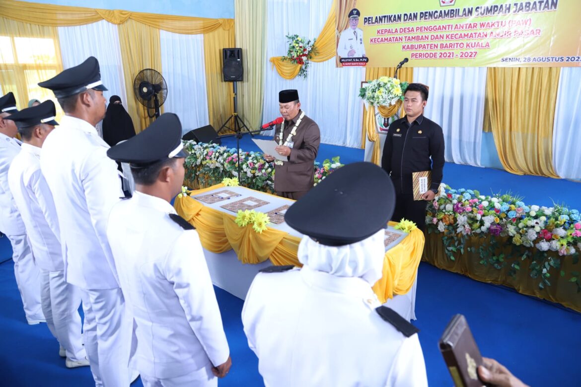Pj Bupati Batola Mujiyat, melantik dan mengambil sumpah lima Kepala Desa Pengganti Antar Waktu (PAW)