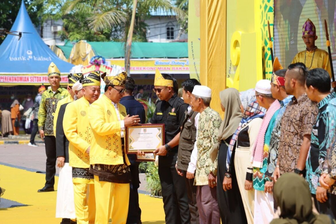 Gubernur Provinsi Kalsel, Sahbirin Noor menyerahkan penghargaan dan kepada Karang Taruna Telabang, Banjarmasin sebagai juara 1 Karang Taruna Berprestasi se Kalsel.