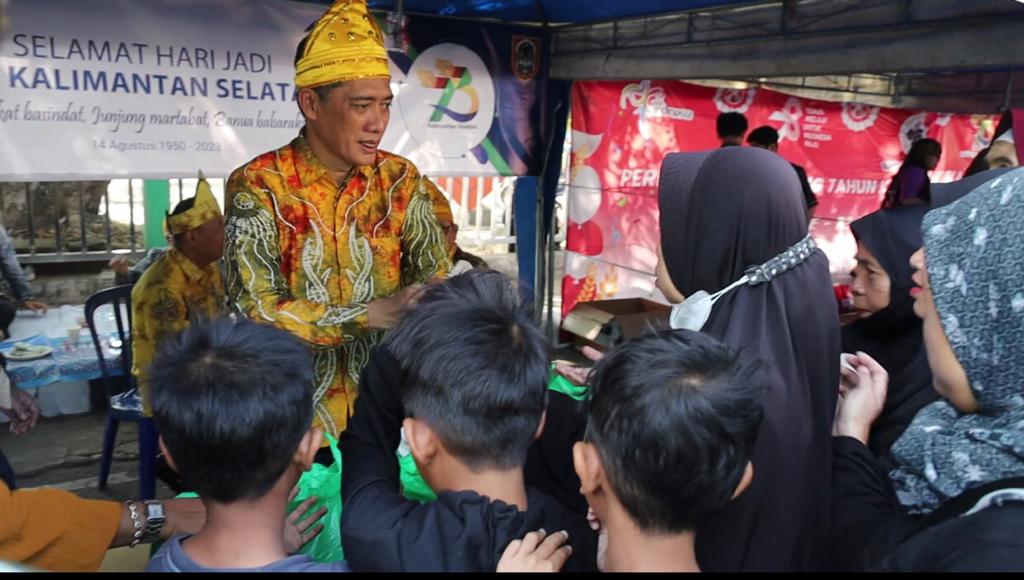 Direktur Utama Bank Kalsel Fachrudin tampak dikerumuni saat membagikan nasi gratis (foto:bank kalsel)