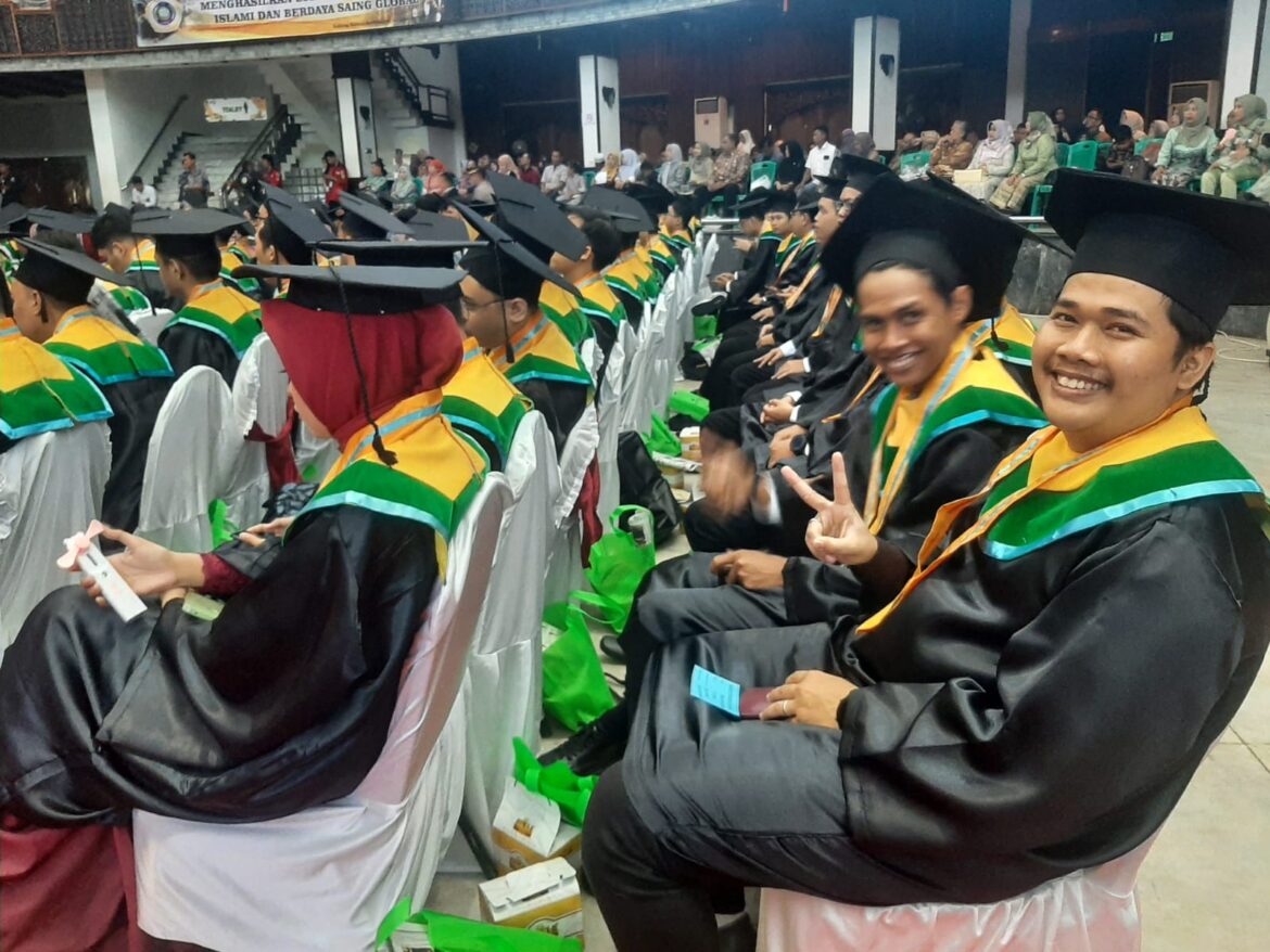 Sumringah wisudawan Uniska yang menunggu giliran pengukuhan.