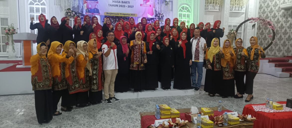Pelantikan pengurus Perwosi Banjarmasin masa bakti 2023-2027 Sabtu (19/8/2023) di Cafe Nostalgia Belitung, Banjarmasin. (foto: Tolah/brt)