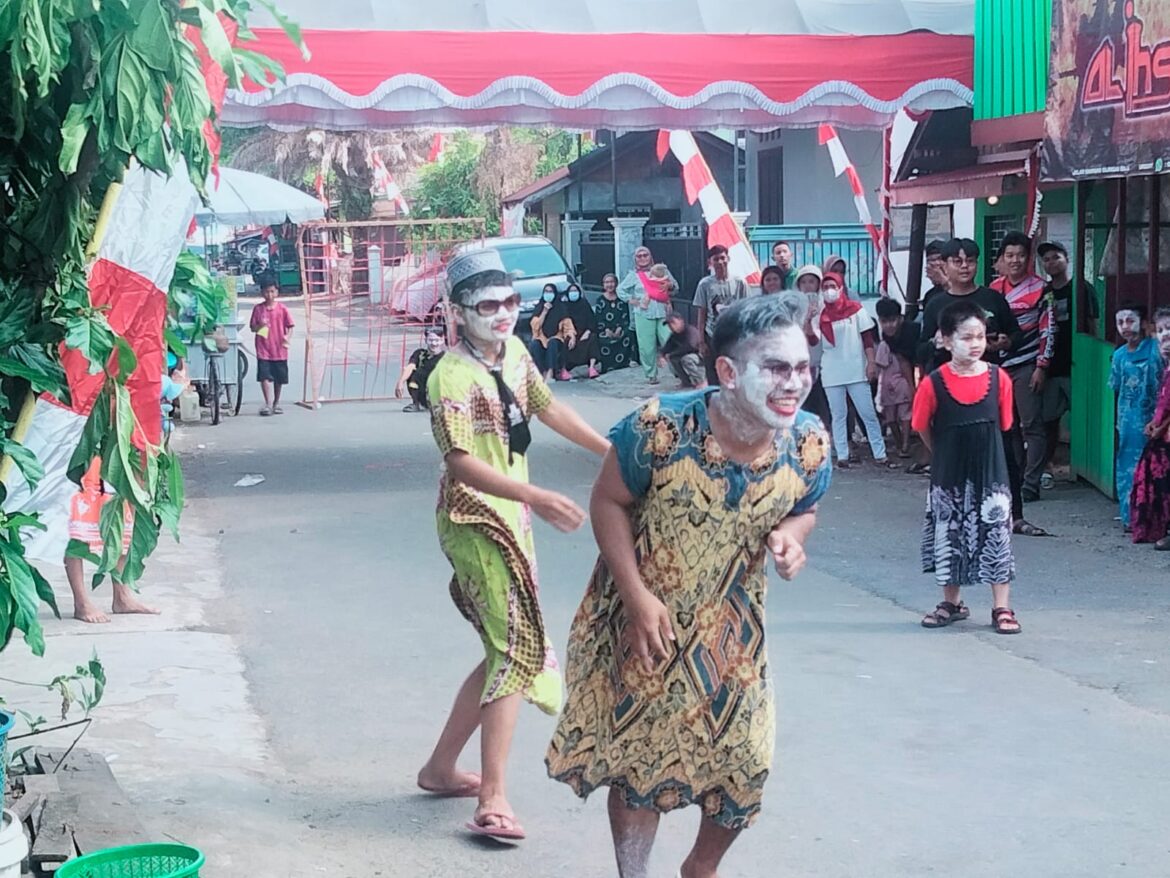 Lomba main bola pria dengan menggunakan bau daster dan pupur basah dan kacamatam hitam.
