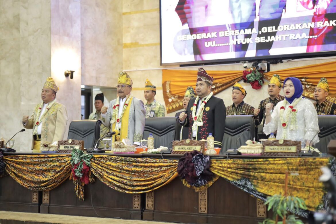 Rapat Paripurna DPRD Provinsi Kalsel memperingati Hari Jadi ke-73 Provinsi Kalsel Tahun 2023 tidak dihadiri oleh Gubernur Kalsel H Sahbirin Noor hanya diwakili oleh Wakil Gubernur Kalsel H Muhidin.(foto : humasdprdkalsel)