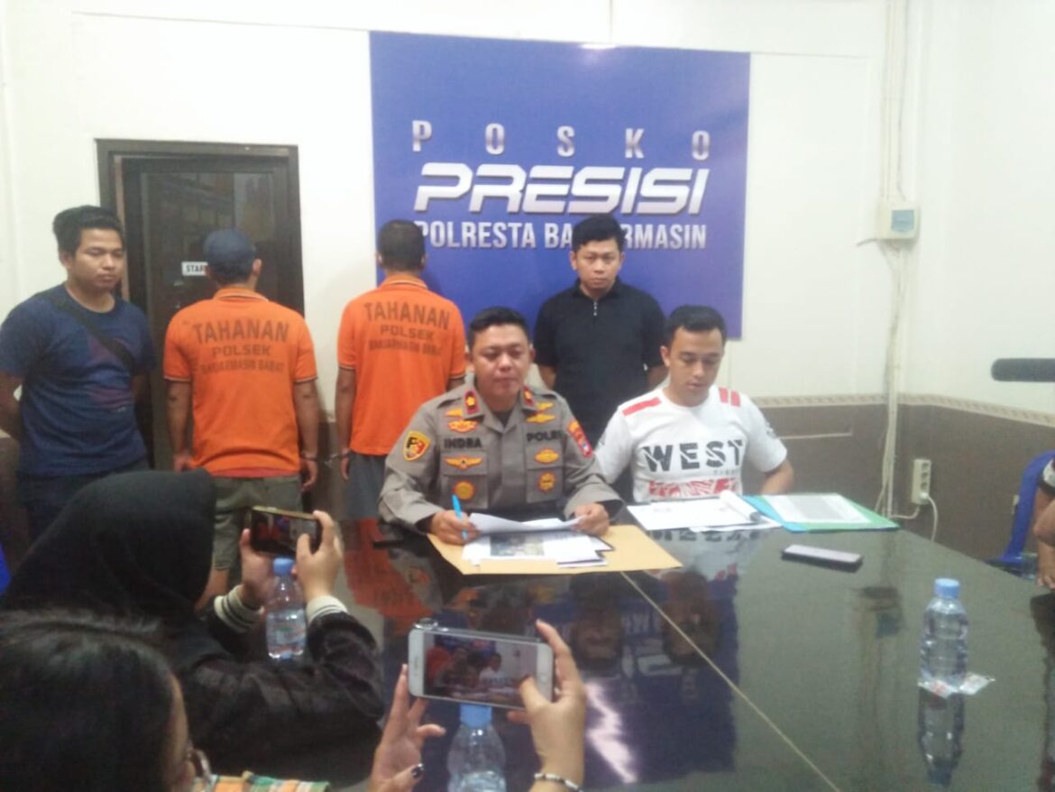 GELAR SABU - Kapolaek Banjarmasin Barat Kompol Indra Agung Perdana Putra didampingi Kanit Reskrim Iptu Firuza Bahrul Alam saat mrnggelar Sabu-sabu berat 50.5 Gram dari pengesar bernisial SN dan SJ, Jumat (4/8/2023). (foto:sum/brt)