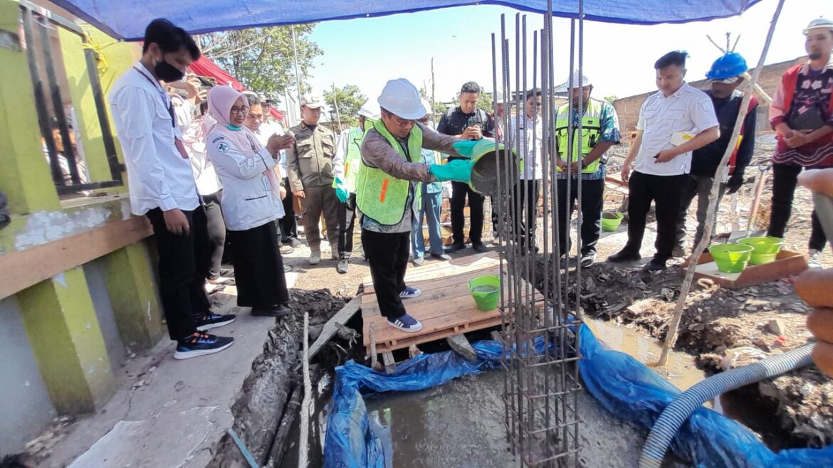 Wali Kota Banjarmasin melakukan pengecoran pembangunan gedung Puskesmas Pelambuan.