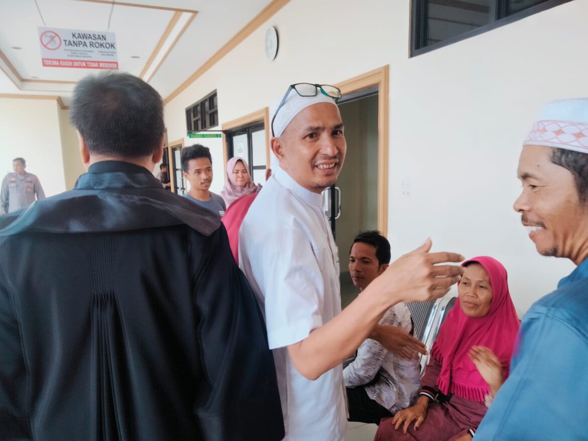 Mantan Kades Pepitak Jaya Sugiannor ketika mendapat dukungan dari para keluarga yang hadir.