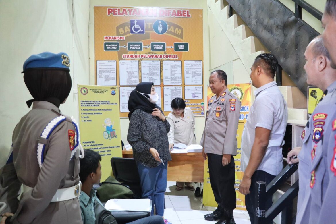 RUANG PUBLIK - Waka Polresta Banjarmasin AKBP Pipit Subiyanto saat meninjau fasilitas ruang pelayanan publik, Rabu, (9/8/2023) pagi. (foto:ist)