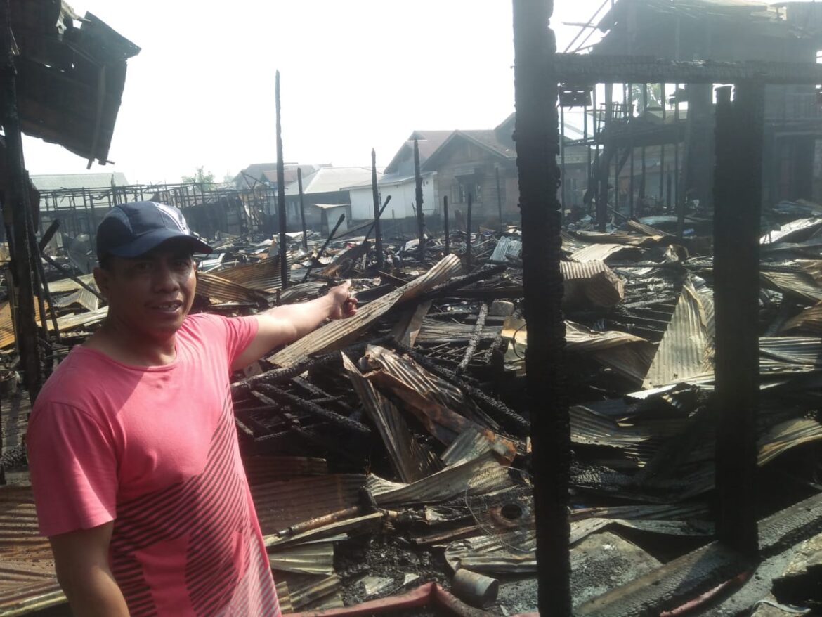 API BERKOBAR - Kebakaran terjadi jelang Subuh, si jago merah nampak membesar hingga berhasil dipadamkan pihak relawan Damkar se Banjarmasin dan sekitarnya, Kamis (31/8/2023) dinihari. (foto:ist)