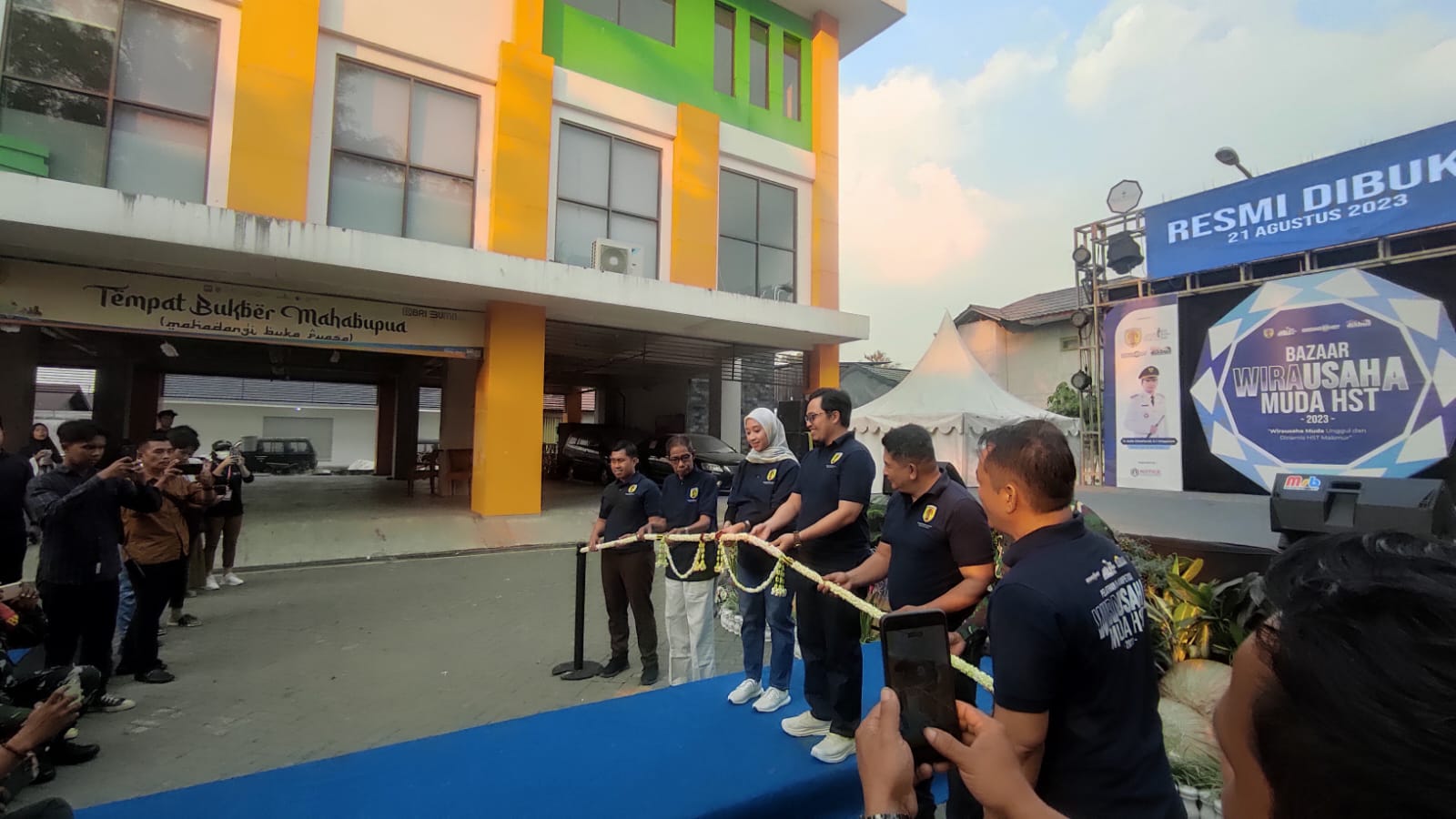 Bupati HST H Aulia Oktafiandi potong pita tanda dibukanya Bazar Wira Usaha Muda di Halaman Gedung Murakata Kabupaten HST.(foto : yufanata/brt)