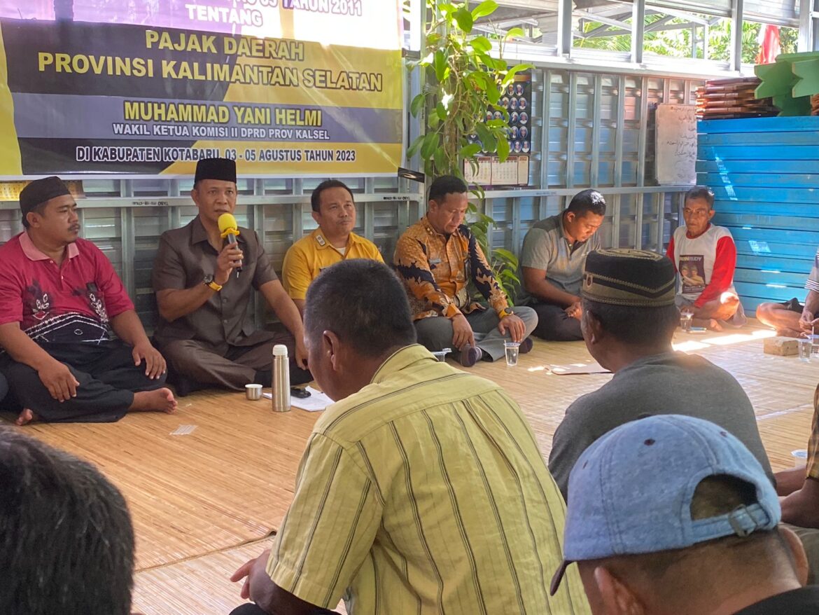 Wakil Ketua Komisi II DPRD Provinsi Kalsel Muhammad Yani Helmi disela pelaksanaan Sosialisasi Perda Provinsi Kalsel Nomor 5 Tahun 2011 tentang Pajak Daerah Provinsi Kalsel bertempat di Desa Tegal Rejo Kecamatan Kelumpang Hilir Kabupaten Kotabaru juga menyampaikan rencana dibangunnya gedung BPKB Ditlantas Polda Kalsel di Kapet Batulicin.(foto : ist)