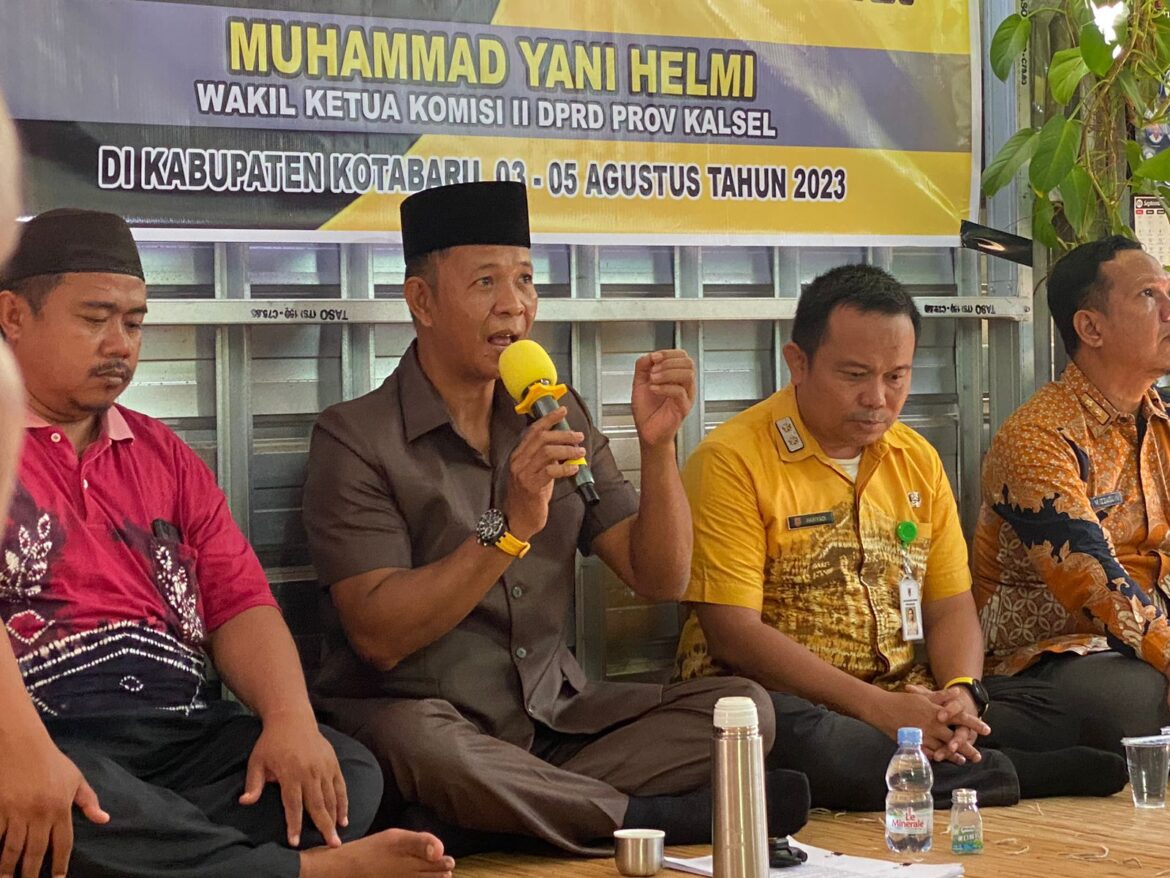 Wakil Ketua Komisi II DPRD Provinsi Kalsel Muhammad Yani Helmi melaksanakan kegiatan Sosialisasi Perda Provinsi Kalsel Nomor 5 Tahun 2011 tentang Pajak Daerah Provinsi Kalsel bertempat di Desa Tegal Rejo Kecamatan Kelumpang Hilir Kabupaten Kotabaru.(foto : ist)
