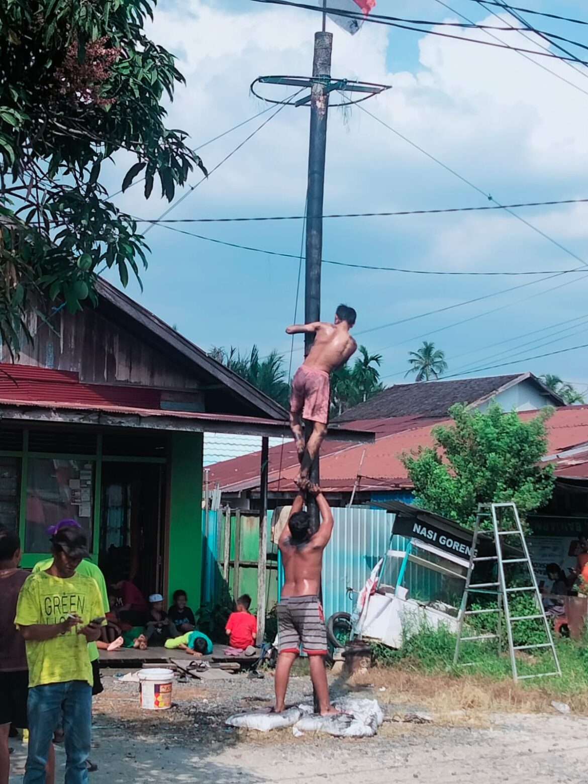 Lomba naik pinang yang sudah menjadi tradisi disetiap moment 17 agustusan.