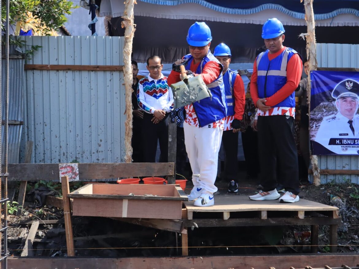 Pengecoran pertama pembangunan gedung Puskesmas Pemurus Dalam oleh Wali Kota Banjarmasin.