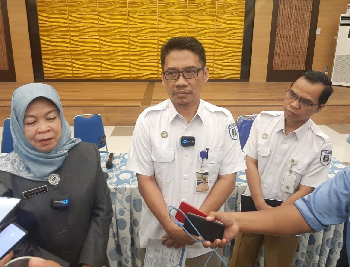 Direktur Utama PAM Bandarmasih, M Ahdiat (tengah), Komisaris PAM Bandarmasih, Karlina (kiri), Direktur Umum PAM Bandarmasih, Syahrani (kanan).