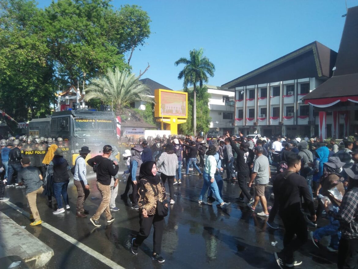 PEMILU RUSUH -Sejumlah massa saat menyerang aparat keamanan karena tidak puas akan hasil Pemilu 2024 hingga terjadi kerusuhan, hal itu disimulasikan dalam Sismpamkota di Halaman Balai Kota Banjarmasin, Senin 21/8/2023) pagi. (foto:sum)