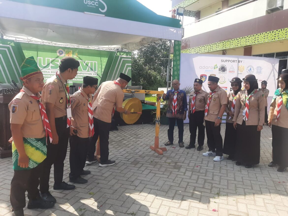 Pemukulan gong oleh Wakil Rektor lll Uniska, Idzani Muttaqin tandai pembukaan USCC VII Uniska.