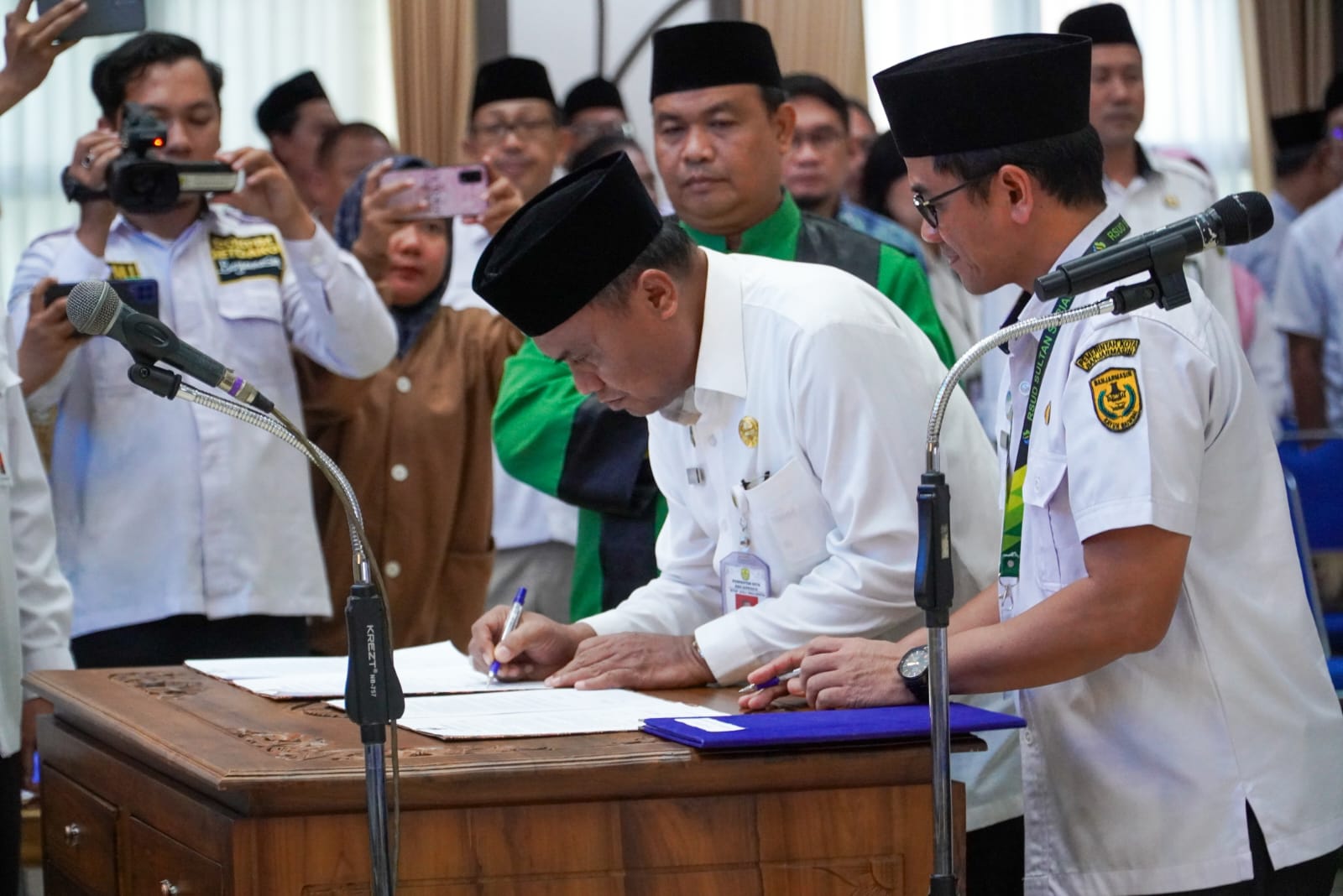 Penandatanganan jabatan baru oleh Lukman Fadlun yang menjabat Kepala Kesbanpol Kota Banjarmasin.