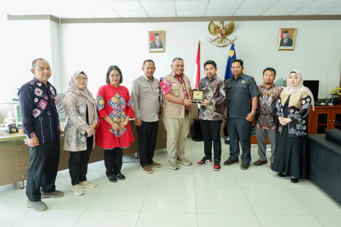 Rombongan Komisi I DPRD Provinsi Kalsel menyerahkan plakat saat bertandang ke BNPB di Jakarta.(foto : humasdprdkalsel)