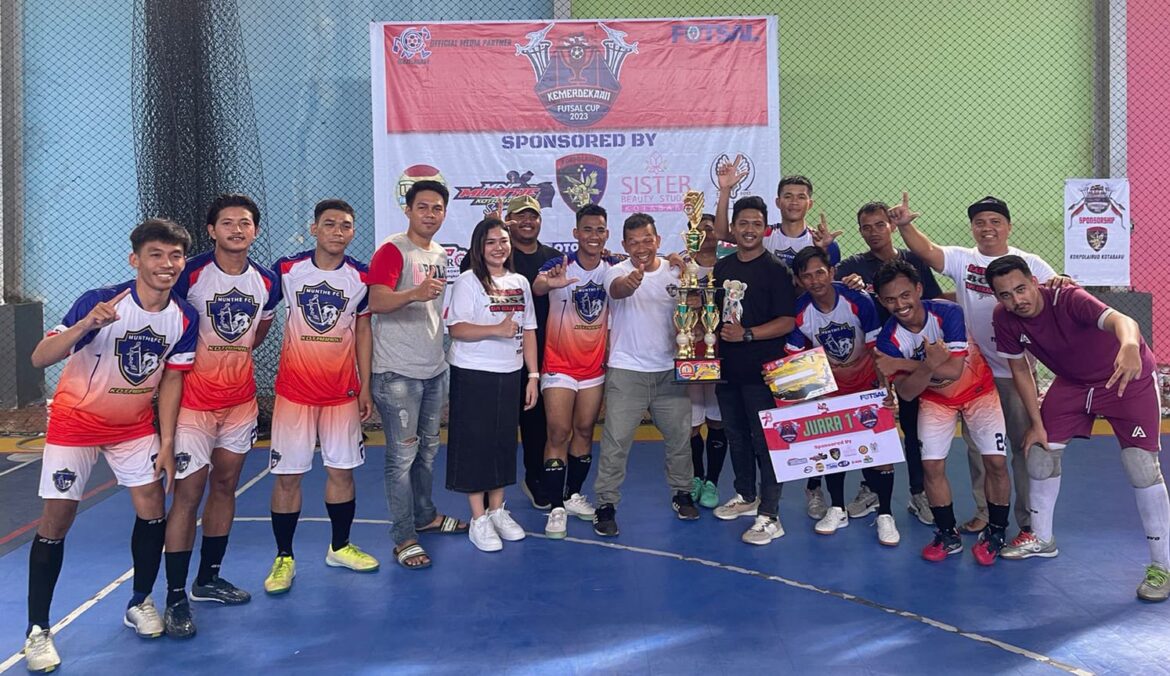 Munthe FC Kotabaru sukses jadi juara setelah mengalahkan Garuda Kotabaru dengan skor 4-1 di lapangan futsal Oemar Bakri Kotabaru, Minggu (27/8/2023) kemarin. (foto: ist/brt)