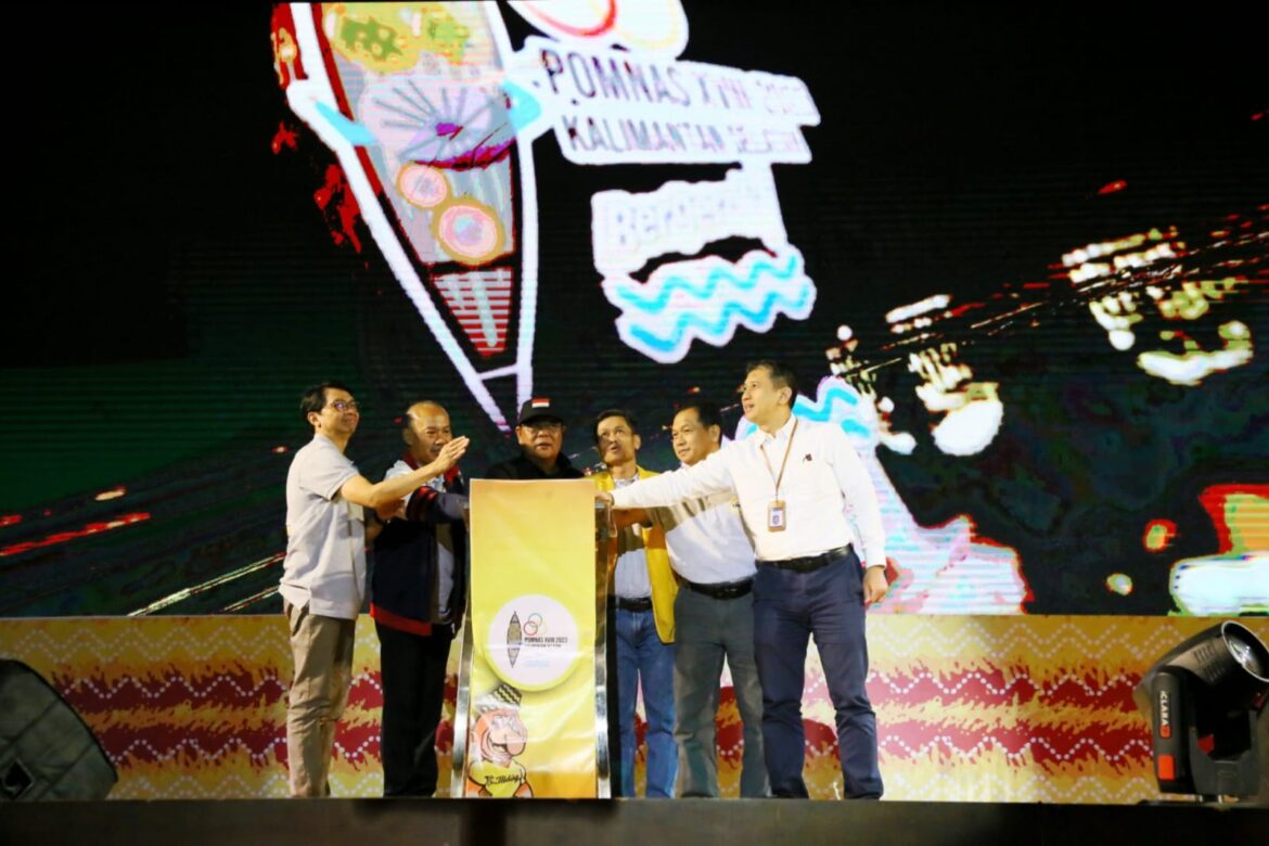 Gubernur Kalsel Sahbirin Noor didampingi Rektor ULM Prof. Dr. Ahmad Alim Bachri, S.E., M dan beberapa pejabat lainnya saat menekan tombol Grand Launching POMNas XVIII 2023 Kalsel di Auditorium ULM Banjarbaru, Kamis (10/8/2023).