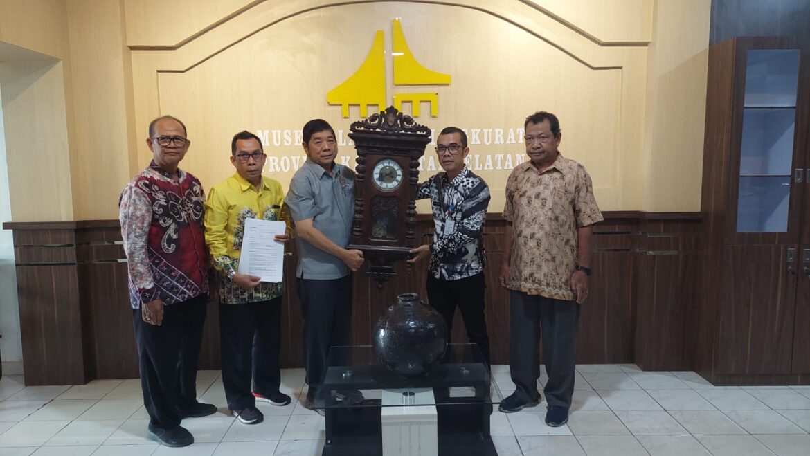 Anggota DPRD Provinsi Kalsel DR H Karlie Hanafi Kalianda SH MH saat menghibahkan dua benda peninggalan bersejarah yang diterima Kepala UPTD Museum Lambung Mangkurat M Taufik Akbar, Kamis (3/8/2023).(foto : ist)
