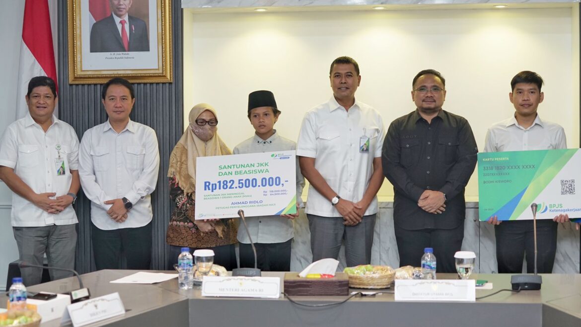 Istri atau ahli waris dari Ahmad Ridlo saat menerima klaim JKM senilai total Rp183 juta diserahkan langsung oleh Menteri Agama Republik Indonesia Yaqut Cholil Qoumas bersama Direktur Utama BPJS Ketenagakerjaan Anggoro Eko Cahyo, Selasa (15/8/2023).(foto : ist)